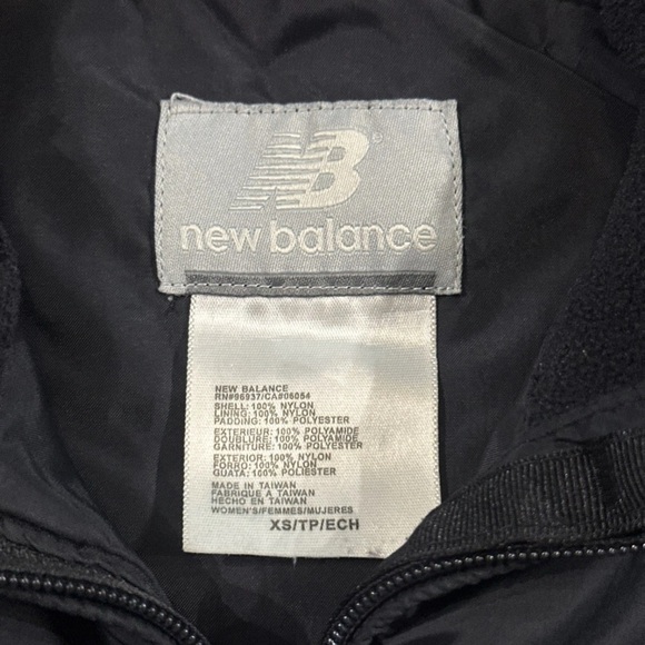 New Balance Womens Black Lightweight Puffer Jacket w/ Media Pocket Extra Small - Picture 2 of 3